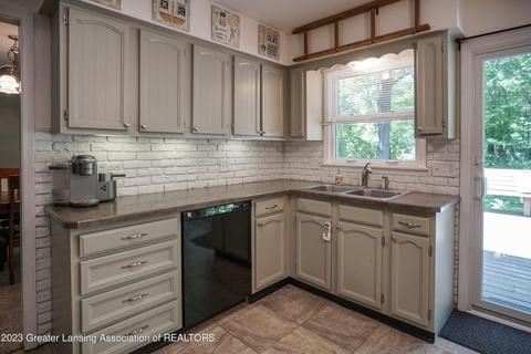 12560 Spruce Ln, Perry, MI 48872 photo 4