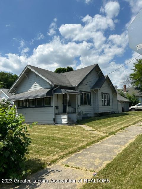 828 Everett Dr, Lansing, MI 48915