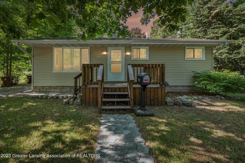 222 Diana St, Eaton Rapids, MI 48827