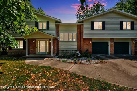 1560 Woodside Dr, East Lansing, MI 48823