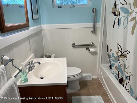 1305 Valley View Rd, Lansing, MI 48906 photo 12