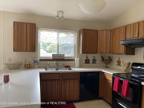338 Bronco Way, Lansing, MI 48917 photo 3