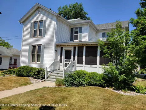 209 E Walker St, Saint Johns, MI 48879 photo 2