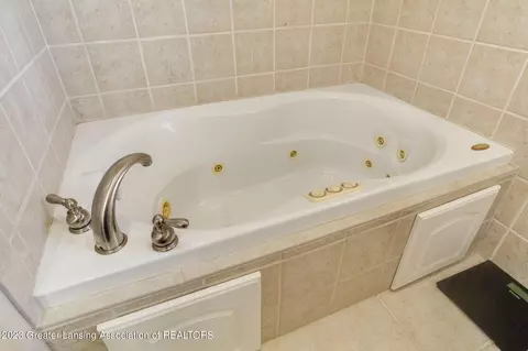 Bath - 5101 Curtice Rd, Mason, MI 48854 photo 3 of 5