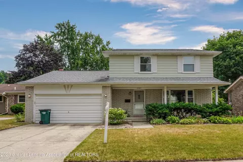3501 Sandhurst Dr, Lansing, MI 48911