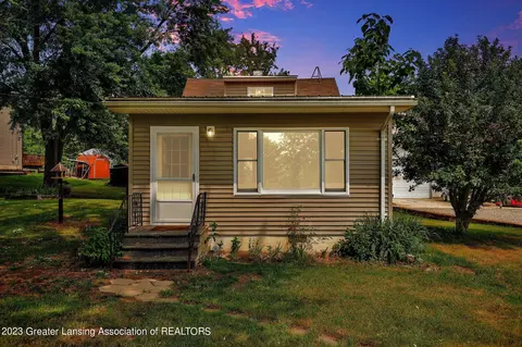 460 1st St, Gregory, MI 48137