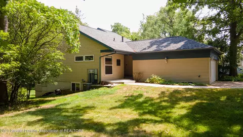 2520 Windbreak Ln, Lansing, MI 48910