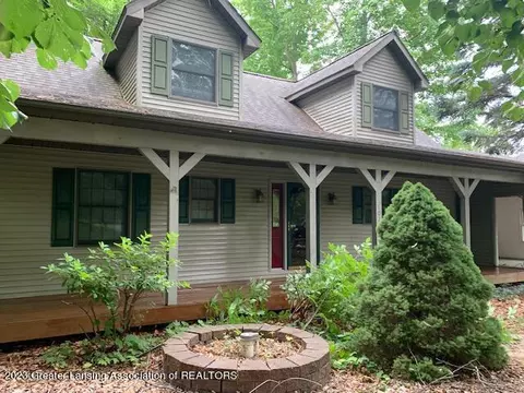 10285 Lakeside Dr, Perrinton, MI 48871
