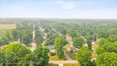 607 Devon Dr, Eaton Rapids, MI 48827 photo 2
