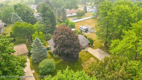 607 Devon Dr, Eaton Rapids, MI 48827 photo 3