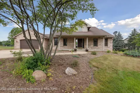 9141 Hummingbird Ln, Grand Ledge, MI 48837