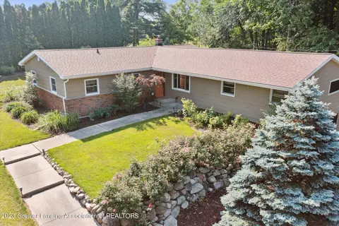 1602 N Creyts Rd, Lansing, MI 48917