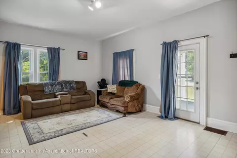 307 E Walker St, Saint Johns, MI 48879 photo 8