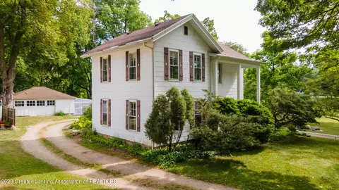 112 Adams St, Leslie, MI 49251