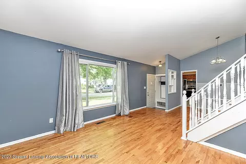 4911 Lyncott Dr, Lansing, MI 48910 photo 4