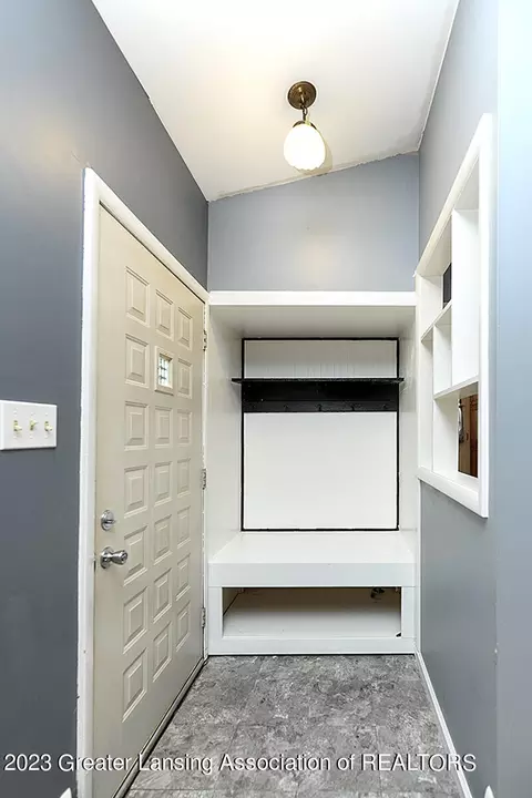 4911 Lyncott Dr, Lansing, MI 48910 photo 2