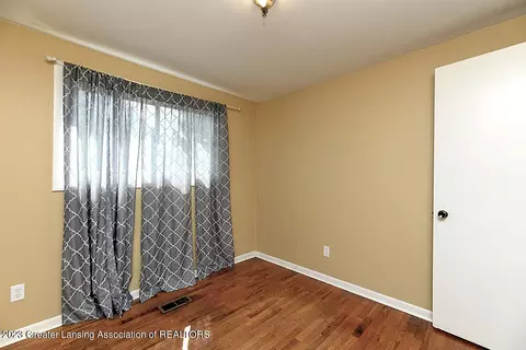 4911 Lyncott Dr, Lansing, MI 48910 photo 12