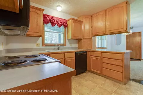 8756 Coleman Rd, Haslett, MI 48840 photo 9
