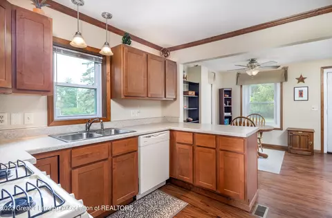 2216 E Cavanaugh Rd, Lansing, MI 48910 photo 11