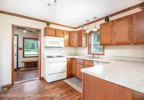 2216 E Cavanaugh Rd, Lansing, MI 48910 photo 9