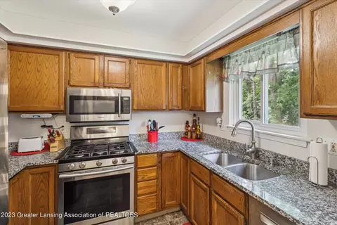 5983 Cypress St, Haslett, MI 48840 photo 4