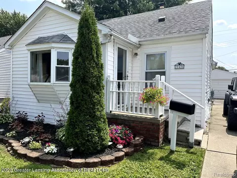 22426 Daniels St, Saint Clair Shores, MI 48081