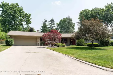810 Fairway Dr, Saginaw, MI 48638
