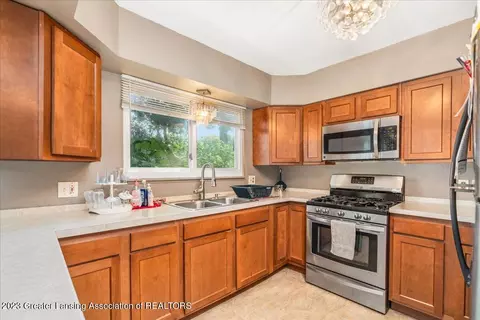 2410 Leon Ave, Lansing, MI 48906 photo 18