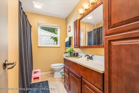 2410 Leon Ave, Lansing, MI 48906 photo 11
