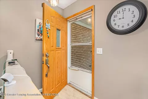 2410 Leon Ave, Lansing, MI 48906 photo 8
