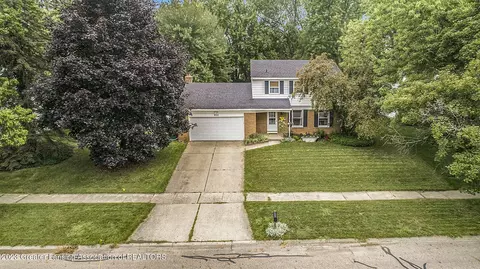 930 Meadowview Ln, Lansing, MI 48917