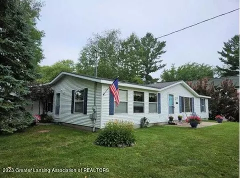 126 Flora Ave, Houghton Lake, MI 48629