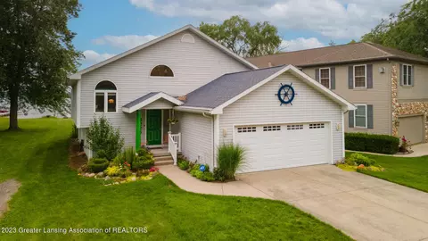6225 E Lake Dr, Haslett, MI 48840