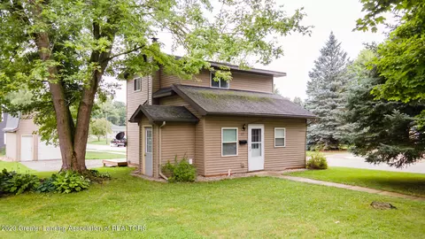 725 Pleasant St, Grand Ledge, MI 48837