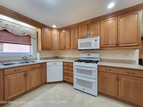 5724 High St, Bath, MI 48808 photo 7
