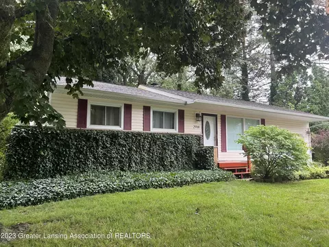 2914 Amherst Dr, Lansing, MI 48906