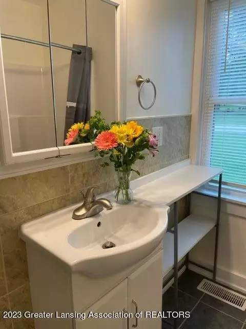 803 E Gibbs St, Saint Johns, MI 48879 photo 10