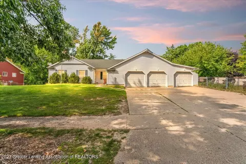 2733 Narraganset Dr, Lansing, MI 48910