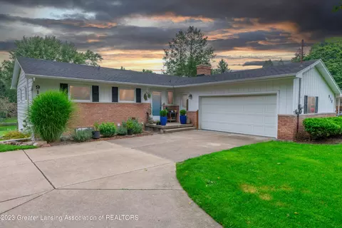 913 E Dill Dr, Dewitt, MI 48820