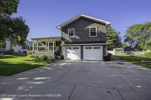 104 W Oak St, Saint Johns, MI 48879