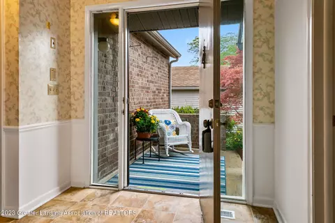 828 Montevideo Dr #E, Lansing, MI 48917 photo 3