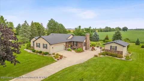 2803 S Loomis Rd, Saint Johns, MI 48879
