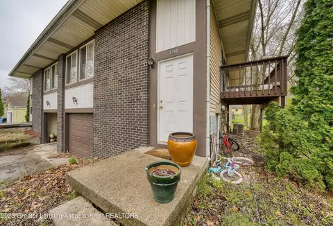 2710 Narraganset Dr, Lansing, MI 48910