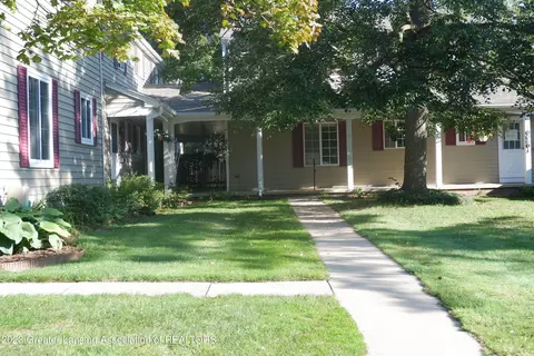 1629 Pepper Tree Ln, Lansing, MI 48912
