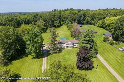9182 Warner Rd, Haslett, MI 48840