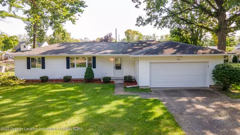 4901 Tressa Dr, Lansing, MI 48910
