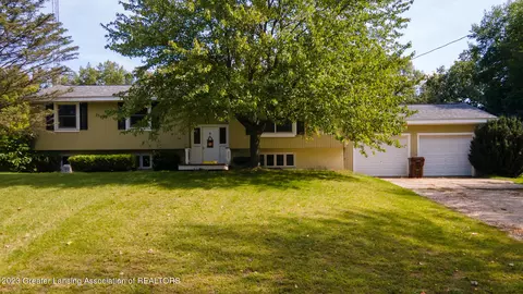 7420 E Victoria Dr, Laingsburg, MI 48848