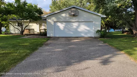 5915 W Peachtree Dr, Grand Ledge, MI 48837