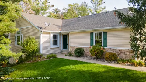 6437 Highland Ridge Dr, East Lansing, MI 48823