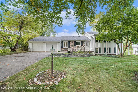 1565 Woodside Dr, East Lansing, MI 48823